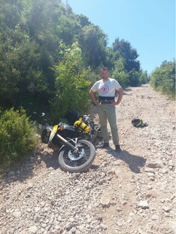 Miši pao motor na makadamu koji je uredno vozio bez opreme podmladak